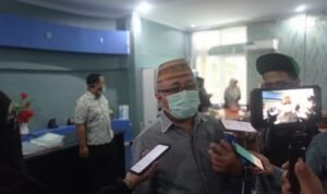 Anggota DPRD Sopyan Puhi saat diwawancarai awak media terakit upaya yang akan dilakukan untuk merubah status perguruan tinggio Polteknik Gorontalo menjadi Perguruan Tinggi Negeri