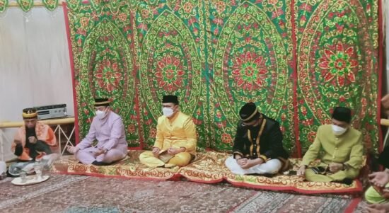 Prosesi adat molo'opu penjabat Gubernur Gorontalo
