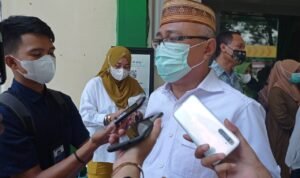 Anggota komisi IV DPRD Provinsi Gorontalo Sopyan Puhi diwawancarai awak media terkait penanganan limbah medis