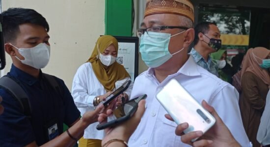 Anggota komisi IV DPRD Provinsi Gorontalo Sopyan Puhi diwawancarai awak media terkait penanganan limbah medis