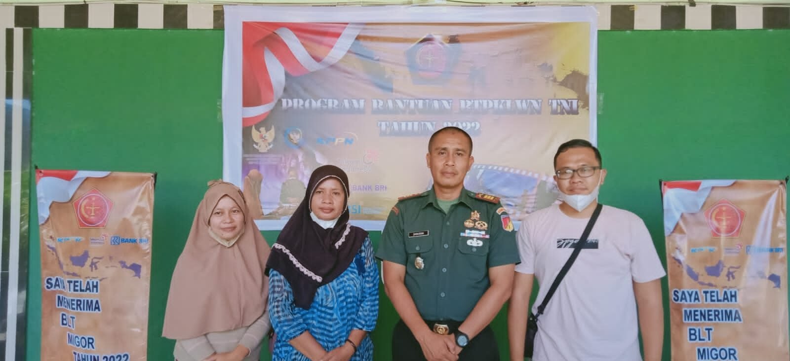 Foto Bersama Kapten Inf Zainudin Bersama Warga Penerima Bantuan