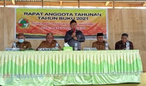 Beni Nento memberikan sambutan pada RAT Koperasi