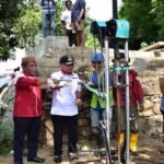 Idris Kadji bersama Bupati Pohuwato tijau pembangunan jembatan di Paguat