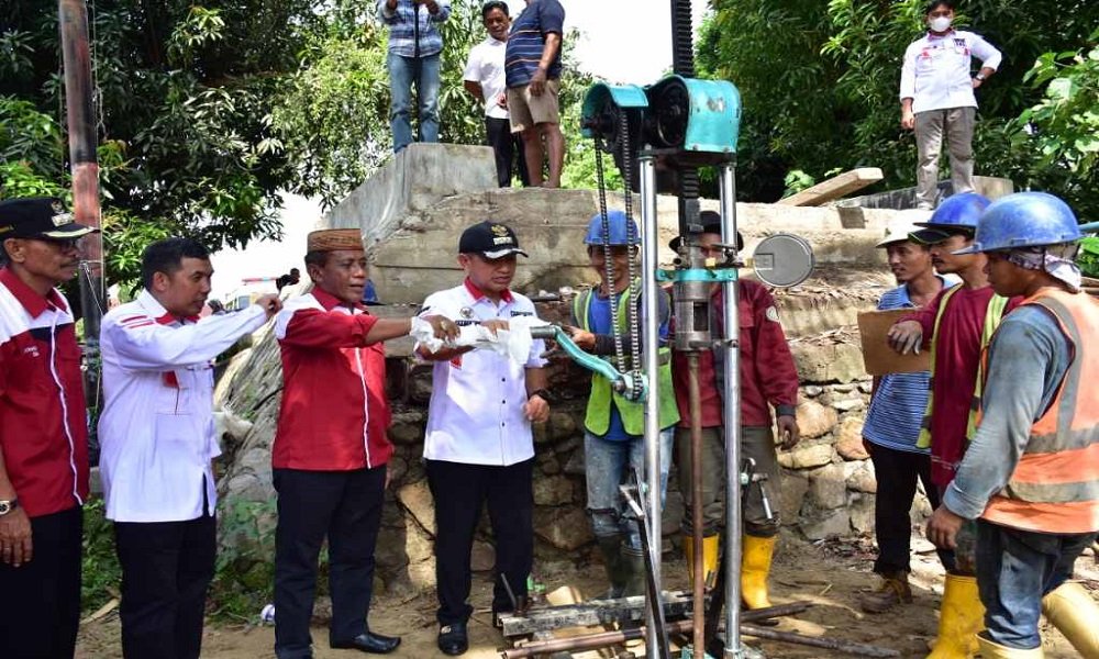 Idris Kadji bersama Bupati Pohuwato tijau pembangunan jembatan di Paguat