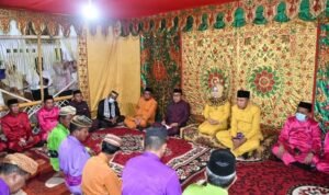 Mantan Bupati Boalemo Anas Jusuf saat mengikuti prosesi adat mopotolungo