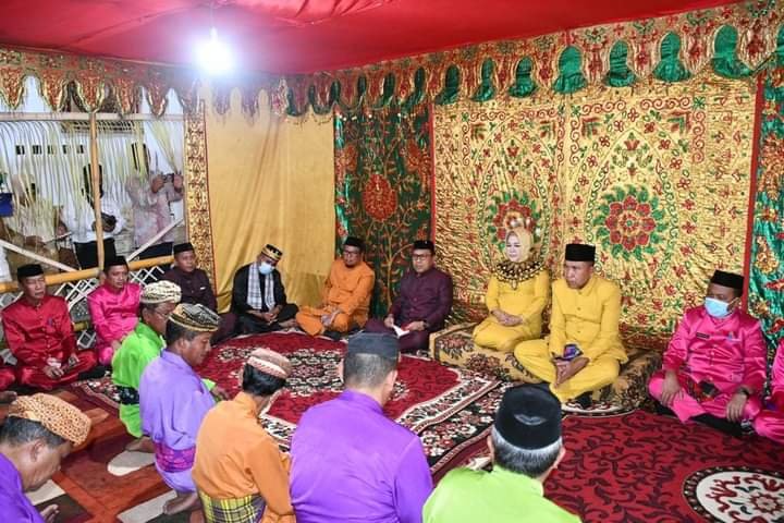 Mantan Bupati Boalemo Anas Jusuf saat mengikuti prosesi adat mopotolungo