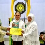 Febriyanto Mardain (Tengah) dampingi Wakil Bupati Suharsi Igirisa bagikan bantuan