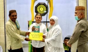 Febriyanto Mardain (Tengah) dampingi Wakil Bupati Suharsi Igirisa bagikan bantuan