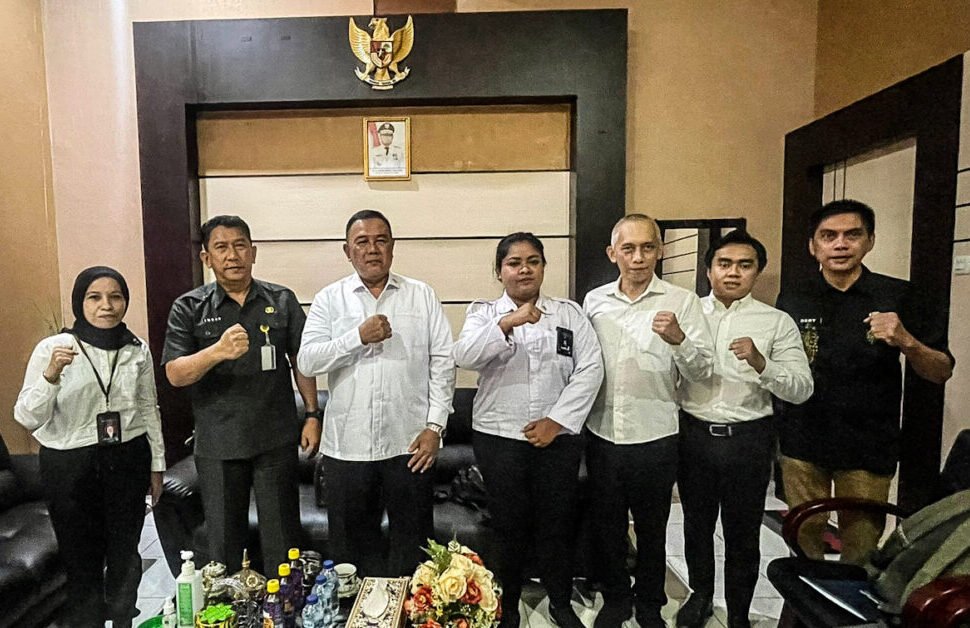 Foto bersama BNPT dan Kepala Kesbangpol Provinsi Gorontalo