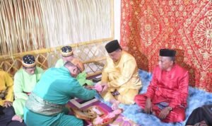 Penjabat Bupati Boalemo, Dr. Drs. Hendriwan, M.Si Saat Mengikuti Prosesi Adat Mopotilolo