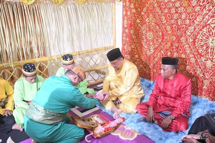 Penjabat Bupati Boalemo, Dr. Drs. Hendriwan, M.Si Saat Mengikuti Prosesi Adat Mopotilolo