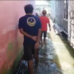 Warga beraktivitas di tengah genangan air