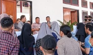 DPRD Pohuwato menemui KPMIP yang melakukan aksi di gedung DPRD Pohuwato, Kamis Juni 2022