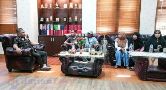 Masyarakat Desa Bukit Harapan temui Ketua DPRD Pohuwato, Nasir Giasi