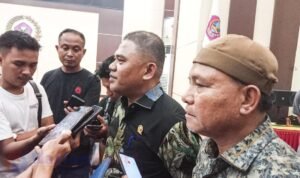 Ketua DPRD Pohuwato Nasir Giasi dan Ketua Komisi III Beni Nento saat diwawancarai awak media