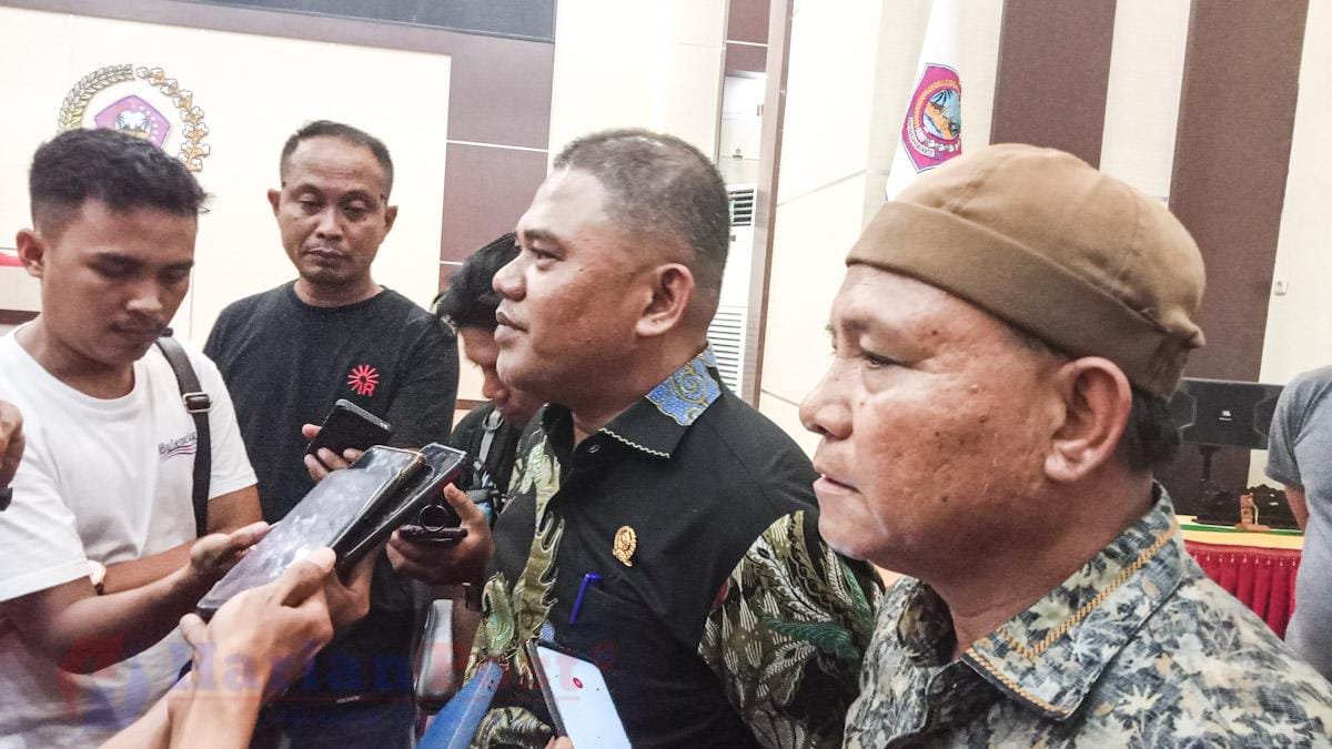 Ketua DPRD Pohuwato Nasir Giasi dan Ketua Komisi III Beni Nento saat diwawancarai awak media