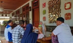 Warga Penyandang Disabiltas Temui Idah Syahidah di kediamannya
