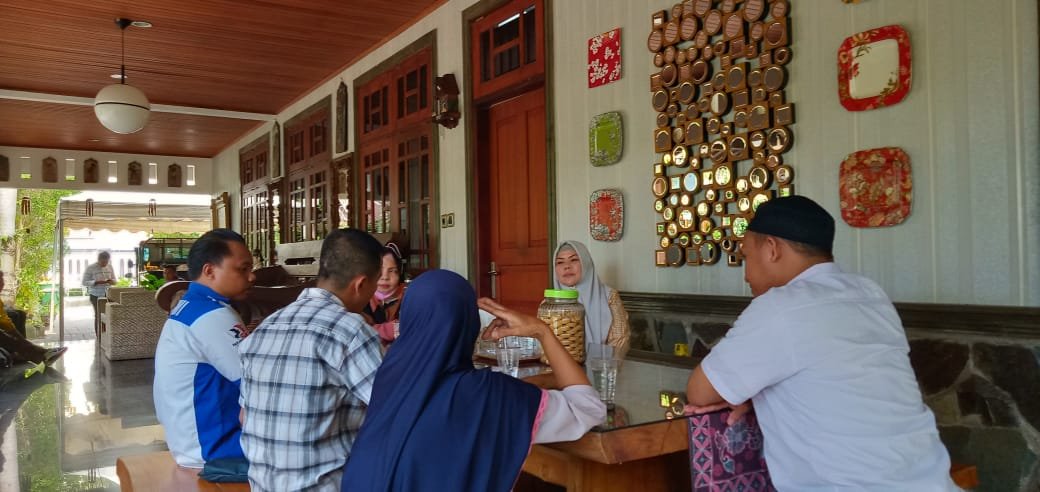 Warga Penyandang Disabiltas Temui Idah Syahidah di kediamannya
