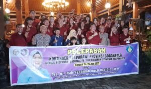 Foto bersama Idah Syahidah dan kontingen Pesparawi Gorontalo