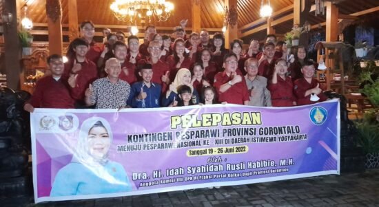 Foto bersama Idah Syahidah dan kontingen Pesparawi Gorontalo