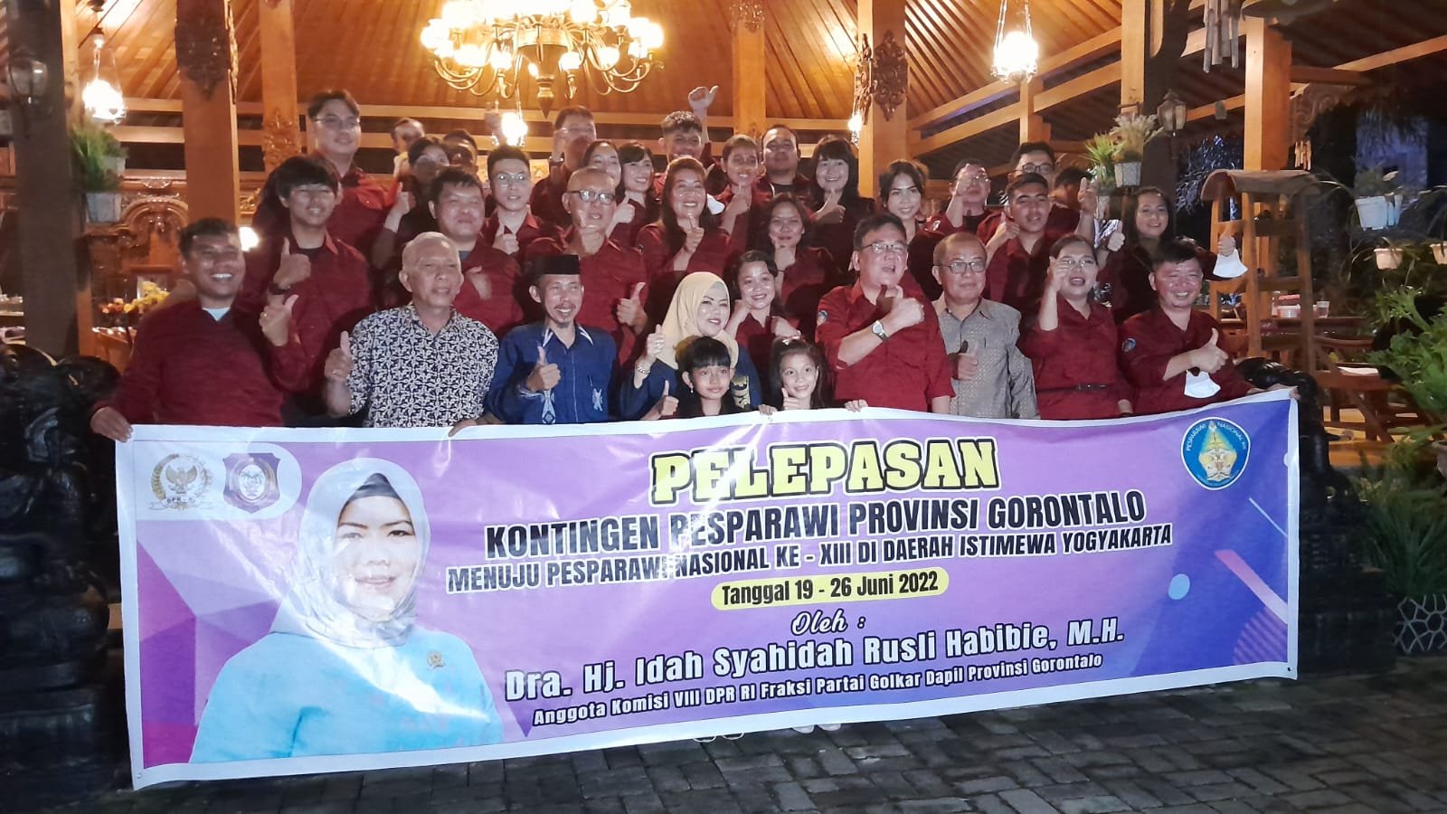 Foto bersama Idah Syahidah dan kontingen Pesparawi Gorontalo