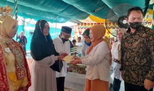 Idah Syahidah dan masyarakat yang mengikuti nikah, khitanan dan pembaiatan massal