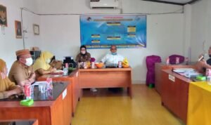 Adhan Dambea dan Indriani Dunda saat melaksanakan reses di Kecamatan Dumbo Raya, Kota Gorontalo