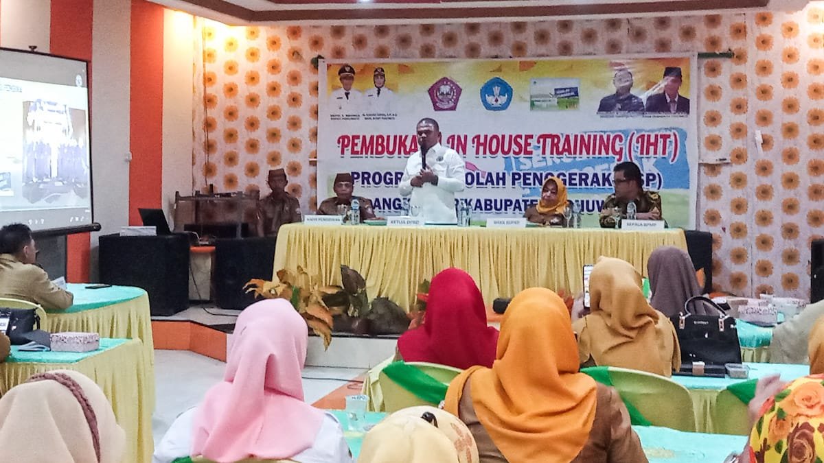 Nasir Giasi memberikan sambutan pada pembukaan in house training (IHT) Program Sekolah Penggerak yang dilaksanakan Dinas Pendidikan Pohuwato