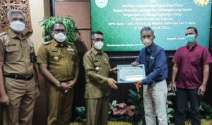 Bupati Kutim Ardiansyah Sulaiman Memberikan Penghargaan Kepada Manager PT. Pertamina EP Sangatta Field, Hanif Setiawan, diruang Tempudau Kantor Bupati, Senin (18/7/2022).
