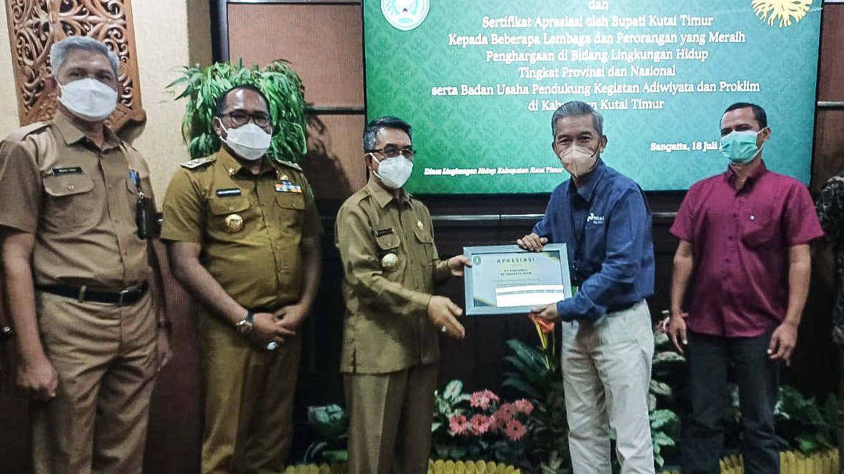 Bupati Kutim Ardiansyah Sulaiman Memberikan Penghargaan Kepada Manager PT. Pertamina EP Sangatta Field, Hanif Setiawan, diruang Tempudau Kantor Bupati, Senin (18/7/2022).