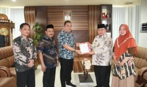 Penjabat Bupati Boalemo, Dr. Drs. Hendriwan, M.Si, Saat Menyerahkan SK Plt Kabag Tapem Setda Boalemo