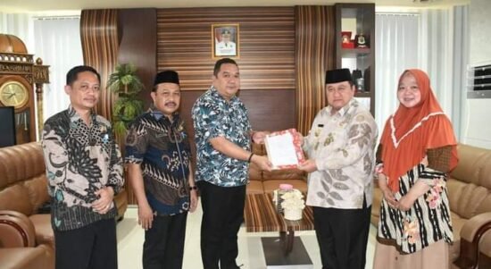 Penjabat Bupati Boalemo, Dr. Drs. Hendriwan, M.Si, Saat Menyerahkan SK Plt Kabag Tapem Setda Boalemo
