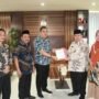 Penjabat Bupati Boalemo, Dr. Drs. Hendriwan, M.Si, Saat Menyerahkan SK Plt Kabag Tapem Setda Boalemo