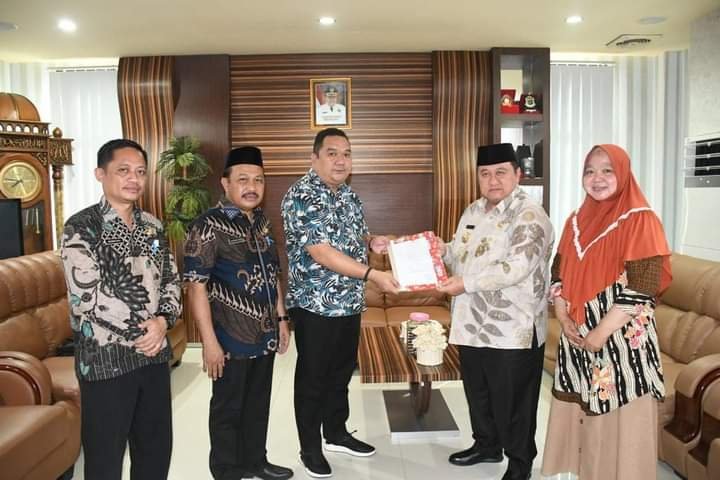 Penjabat Bupati Boalemo, Dr. Drs. Hendriwan, M.Si, Saat Menyerahkan SK Plt Kabag Tapem Setda Boalemo