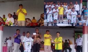 Nasir Giasi didampingi Yunus Usman menyerahkan hadiah kepada tim pemenang Tugu CUP 2022