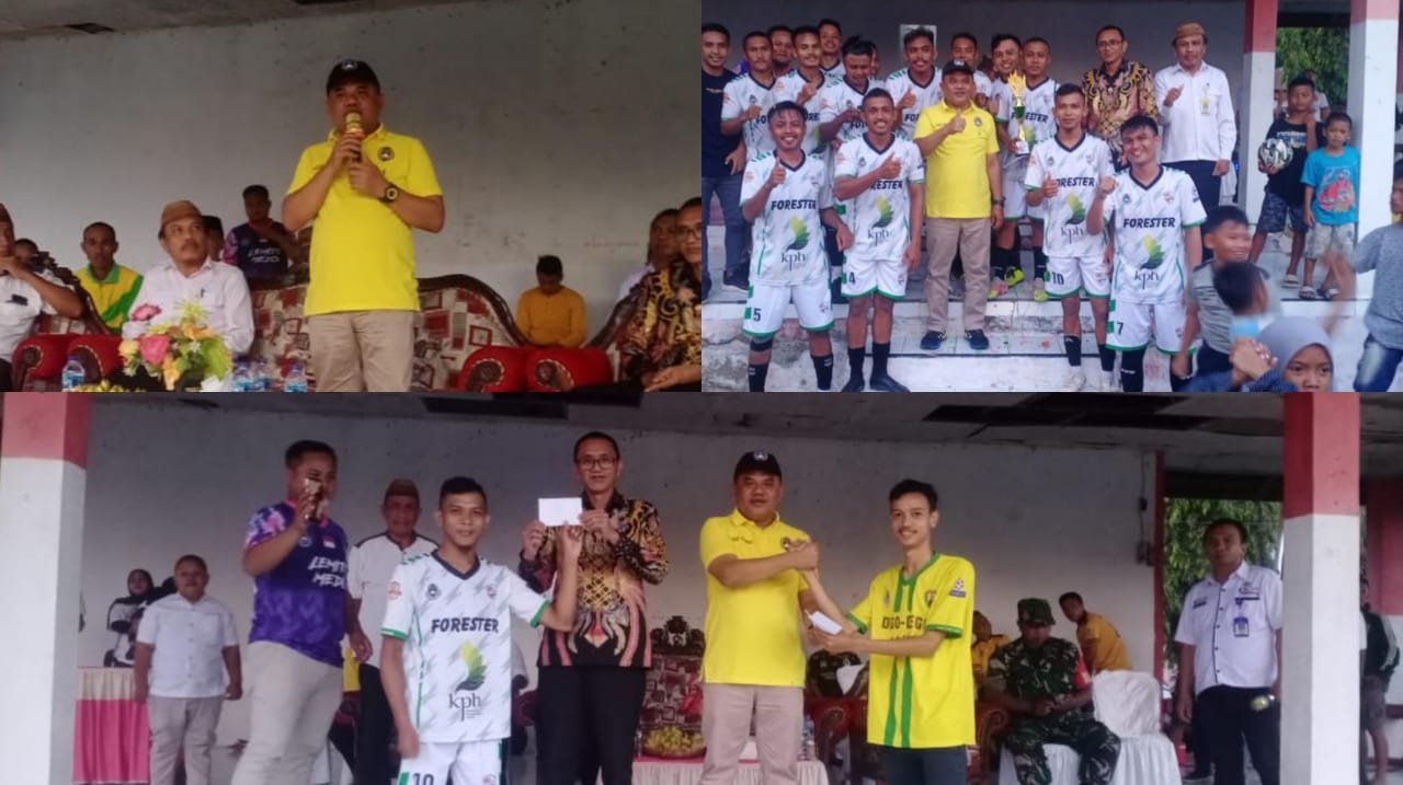 Nasir Giasi didampingi Yunus Usman menyerahkan hadiah kepada tim pemenang Tugu CUP 2022