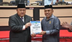 Penjabup Boalemo, Hendriwan Saat Menyerahkan Dokumen KUA PPAS APBD Tahun 2023