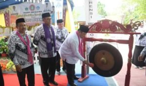 Penjabat Bupati Boalemo, Dr. Drs. Hendriwan, M.Si saat membuka Konferensi Kerja PGRI
