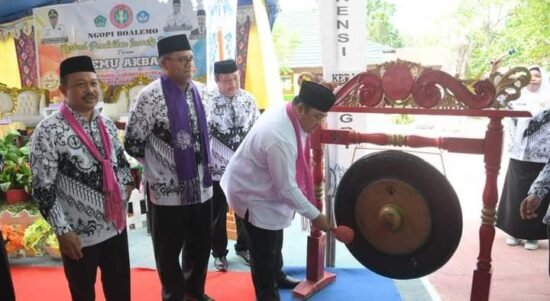Penjabat Bupati Boalemo, Dr. Drs. Hendriwan, M.Si saat membuka Konferensi Kerja PGRI