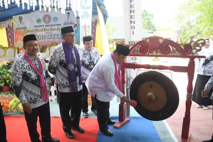 Penjabat Bupati Boalemo, Dr. Drs. Hendriwan, M.Si saat membuka Konferensi Kerja PGRI