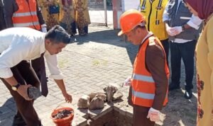 kepala Kejaksaan Tinggi Gorontalo Haruna meletakkan batu pertama untuk pembangunan rumah ASN Kejaksaan Tinggi Gorontalo. Jum'at, 22 Juli.