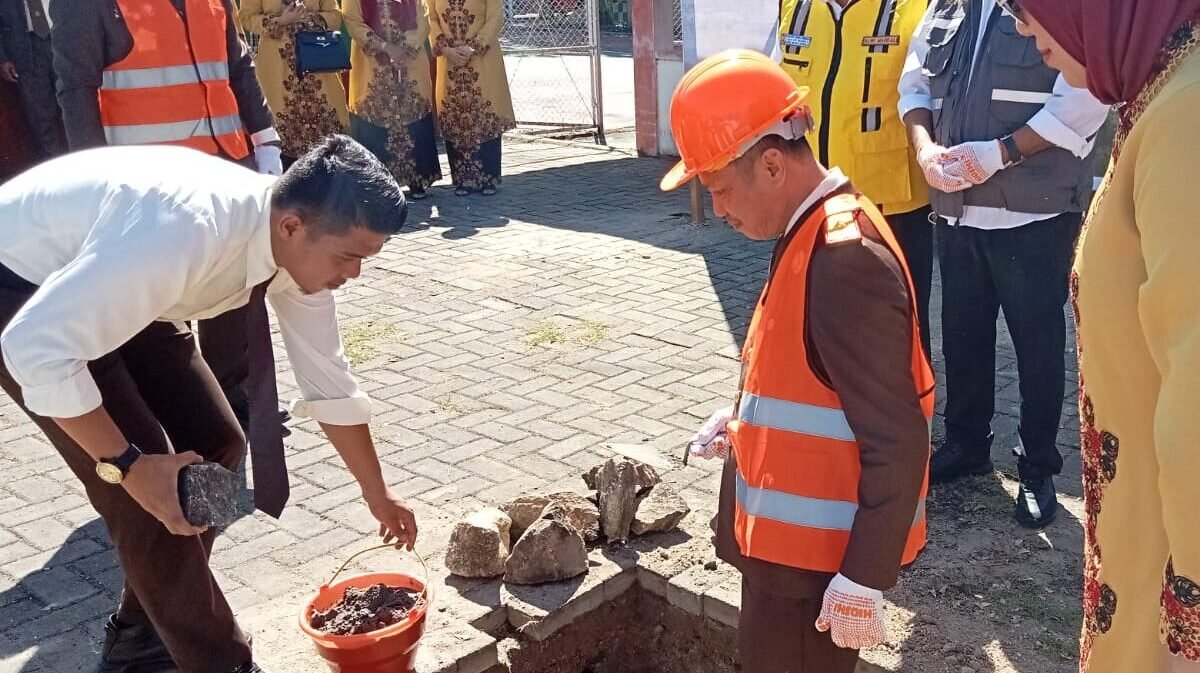 kepala Kejaksaan Tinggi Gorontalo Haruna meletakkan batu pertama untuk pembangunan rumah ASN Kejaksaan Tinggi Gorontalo. Jum'at, 22 Juli.