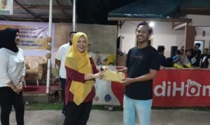 Di penutupan Idah Syahidah CUP, Idah Syahidah menyerahkan hadiah