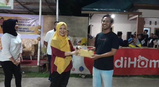 Di penutupan Idah Syahidah CUP, Idah Syahidah menyerahkan hadiah