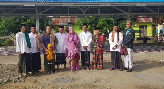 Anggota DPRD Pohuwat Lulu Yulianty berbagi hewan kurban kepada pengurus Masjid Baiturahman Desa Paca Karsa I Kecamatan Taluditi, Kabupaten Pohuwato, Ahad 10 Juli 2022.