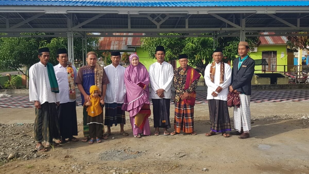 Anggota DPRD Pohuwat Lulu Yulianty berbagi hewan kurban kepada pengurus Masjid Baiturahman Desa Paca Karsa I Kecamatan Taluditi, Kabupaten Pohuwato, Ahad 10 Juli 2022.