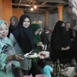 Meyke Kamaru Suguhkan Kue Apangi ke pengunjung
