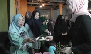 Meyke Kamaru Suguhkan Kue Apangi ke pengunjung