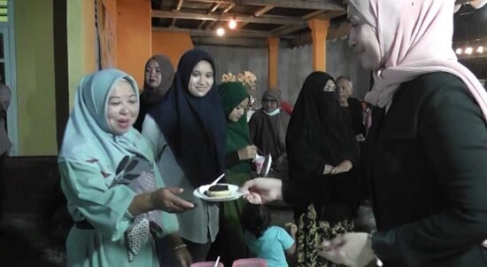 Meyke Kamaru Suguhkan Kue Apangi ke pengunjung