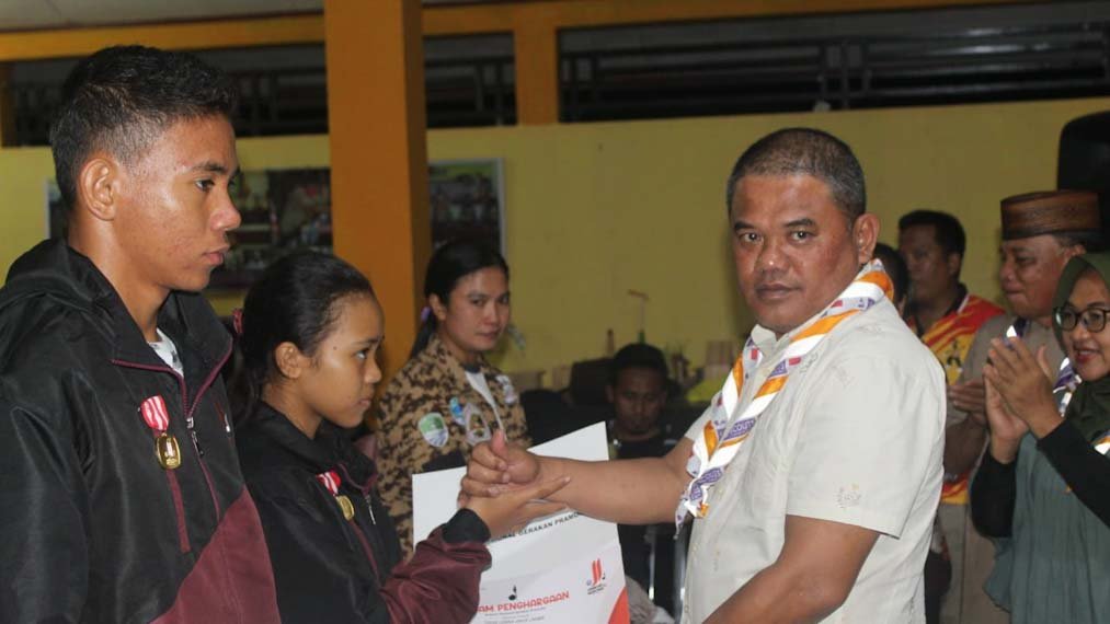 Nasir Giasi memberikan piagam penghargaan kepada peserta Jamnas XI, Pramuka Kwarcab Pohuwato ( Foto Humas Kwarcab)